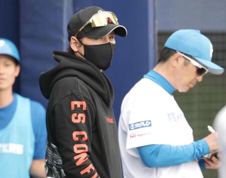 　紅白戦を見つめる新庄監督（左）