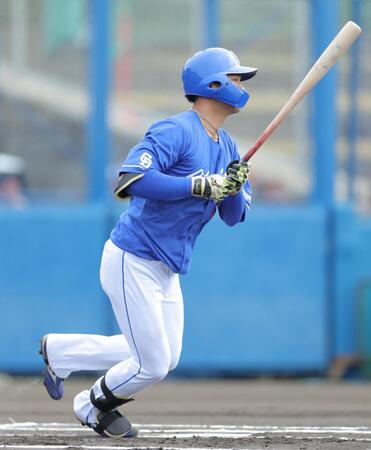 　１回、中前打を放つ土田（撮影・吉澤敬太）