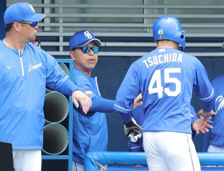 　１回、上林の先制２ランで生還した一走の土田（右）を迎える井上監督（中央）＝撮影・吉澤敬太