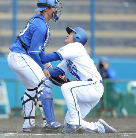 　９回、度会の２点適時打で生還する二走の加藤（右）＝撮影・吉澤敬太