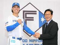 　栗山ＣＢＯ（右）と笑顔で握手するマイカ与那嶺（撮影・吉澤敬太）