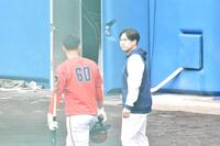 　試合前練習、田村と会話を交わす矢崎