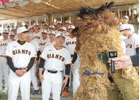 　阿部監督（左）の後、獅子にかまれた浅野（中央）＝撮影・西岡正