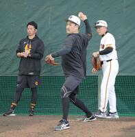 　シャドーピッチングを行う田中将（中央）＝撮影・西岡正