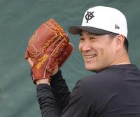 　笑みを浮かべながら投球する田中将（撮影・西岡正）