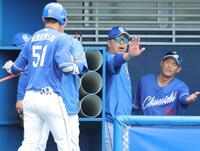 　１回、先制２ランを放った上林（左）を出迎える井上監督（中央）＝撮影・吉澤敬太