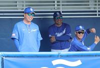 　ベンチで笑顔を見せる井上監督（左）＝撮影・吉澤敬太