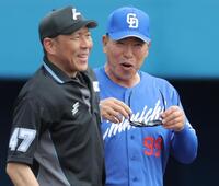 　笑顔で審判に選手交代を告げる井上監督