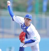 　力投する小園（撮影・吉澤敬太）