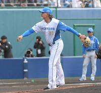 　始球式で投球するトレイ・ヒルマン元日本ハム監督（撮影・佐藤厚）