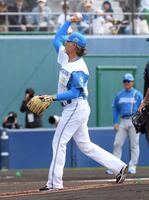 　始球式で投球するトレイ・ヒルマン元日本ハム監督（撮影・佐藤厚）