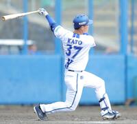 　９回、左線に２点適時二塁打を放つ加藤（撮影・吉澤敬太）