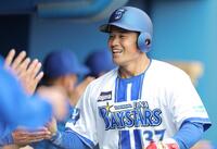 　９回、２点二塁打を放ち、笑顔でナインに迎えられる加藤