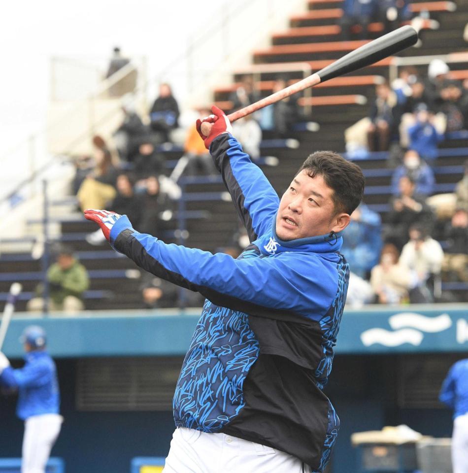 　ロングティーで黙々と打ち込む筒香（撮影・佐々木彰尚）