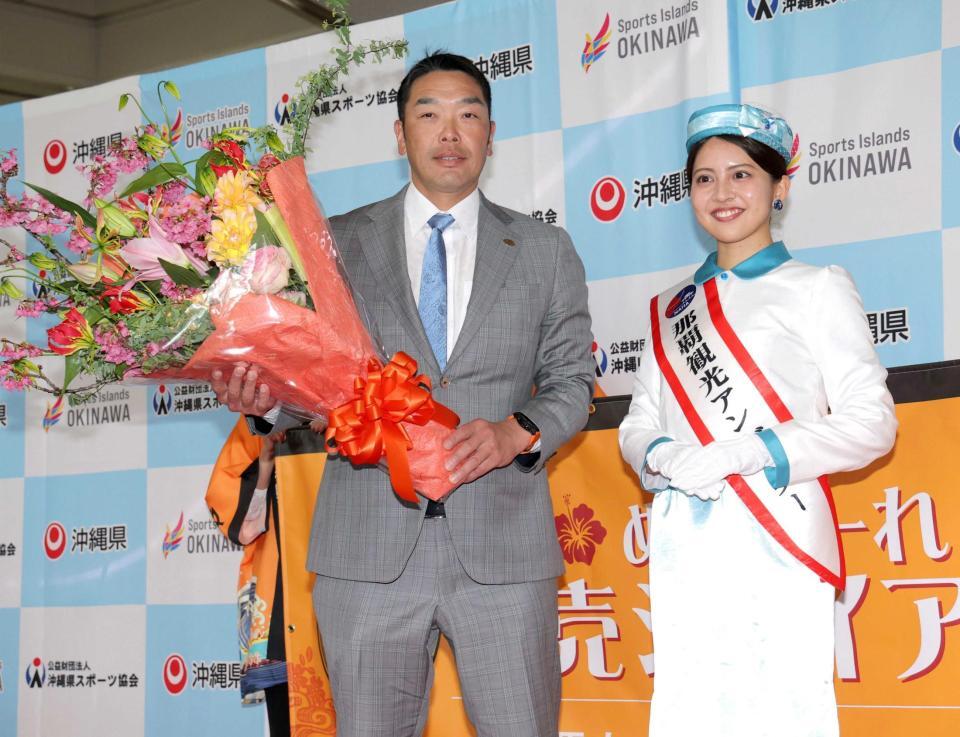 　花束を手に笑顔を浮かべる阿部監督（撮影・西岡正）