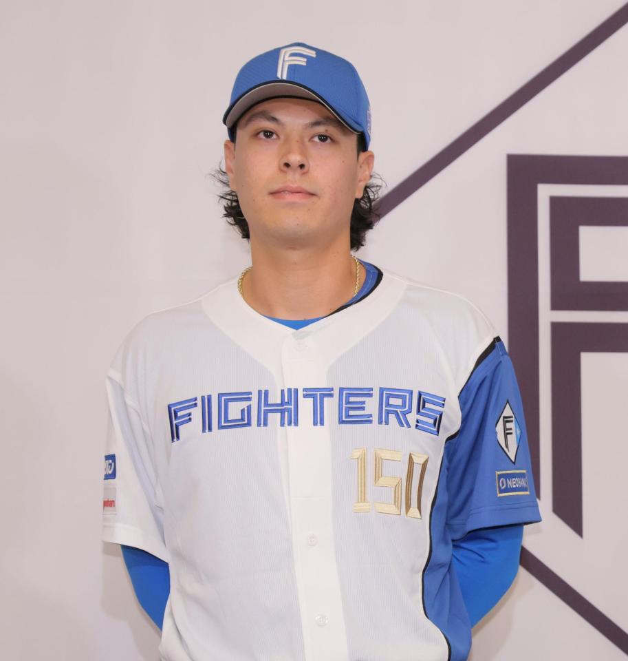 　入団会見を行ったマイカ与那嶺＝１４日