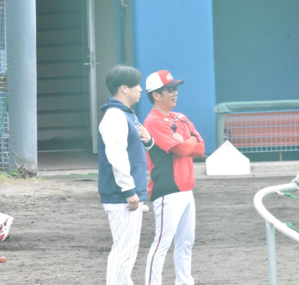 　試合前に藤井ヘッドと会話を交わす矢崎