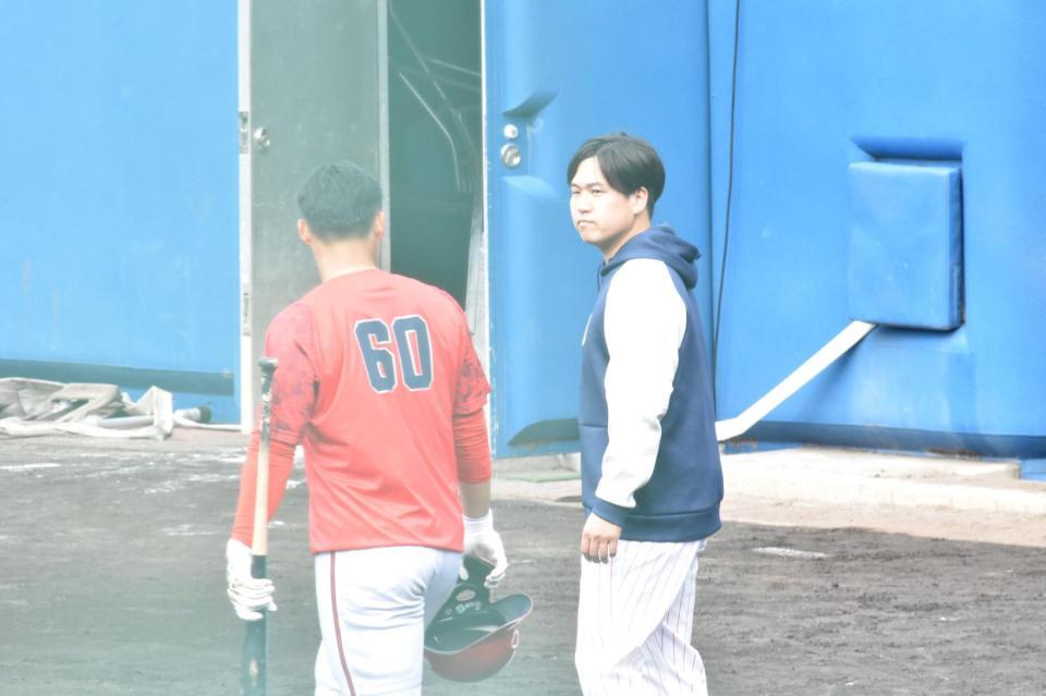 　試合前練習、田村と会話を交わす矢崎
