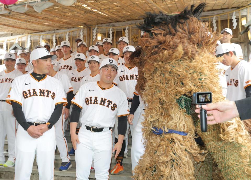 　阿部監督（左）の後、獅子にかまれた浅野（中央）＝撮影・西岡正