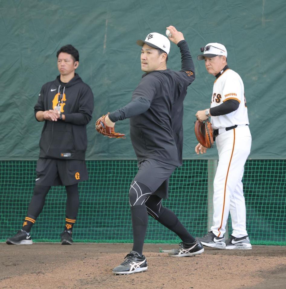 　シャドーピッチングを行う田中将（中央）＝撮影・西岡正