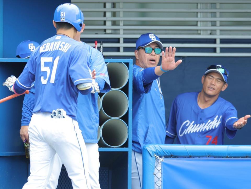 　１回、先制２ランを放った上林（左）を出迎える井上監督（中央）＝撮影・吉澤敬太