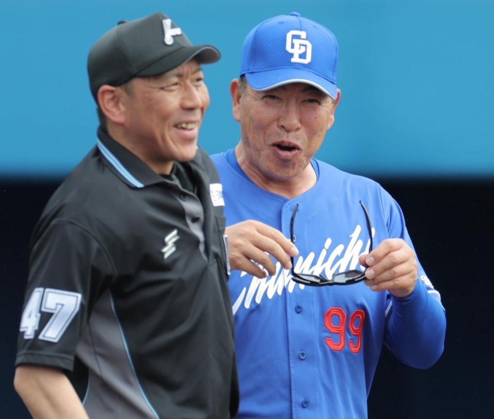 　笑顔で審判に選手交代を告げる井上監督