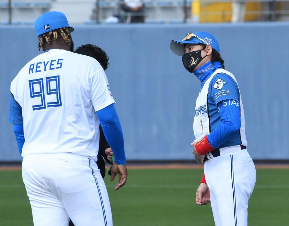 　レイエス（左）と話す新庄監督（撮影・佐藤厚）