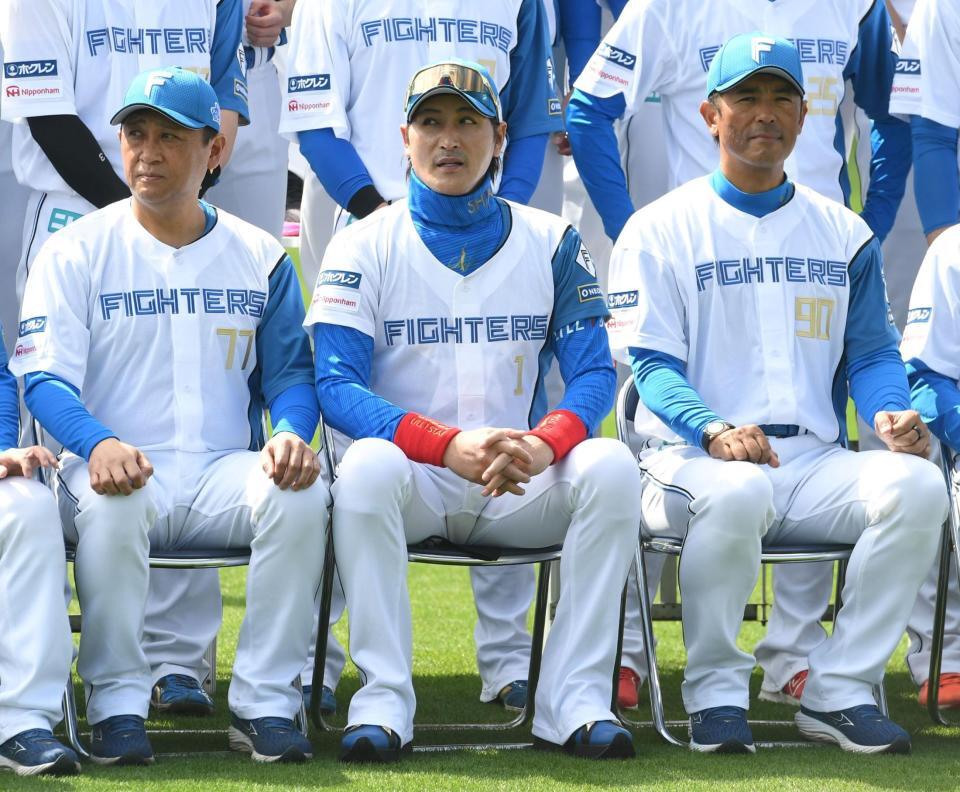 　集合写真撮影のため中央に座る新庄監督（撮影・佐藤厚）