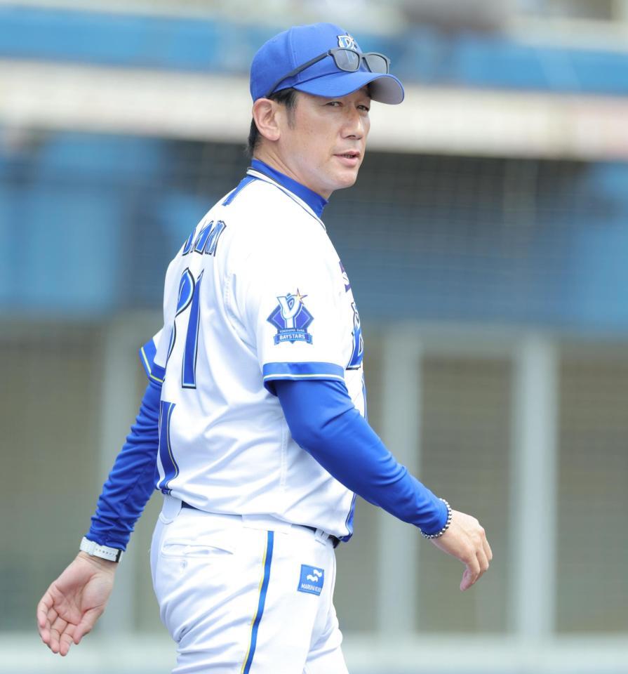　選手交代を告げる三浦監督（撮影・吉澤敬太）