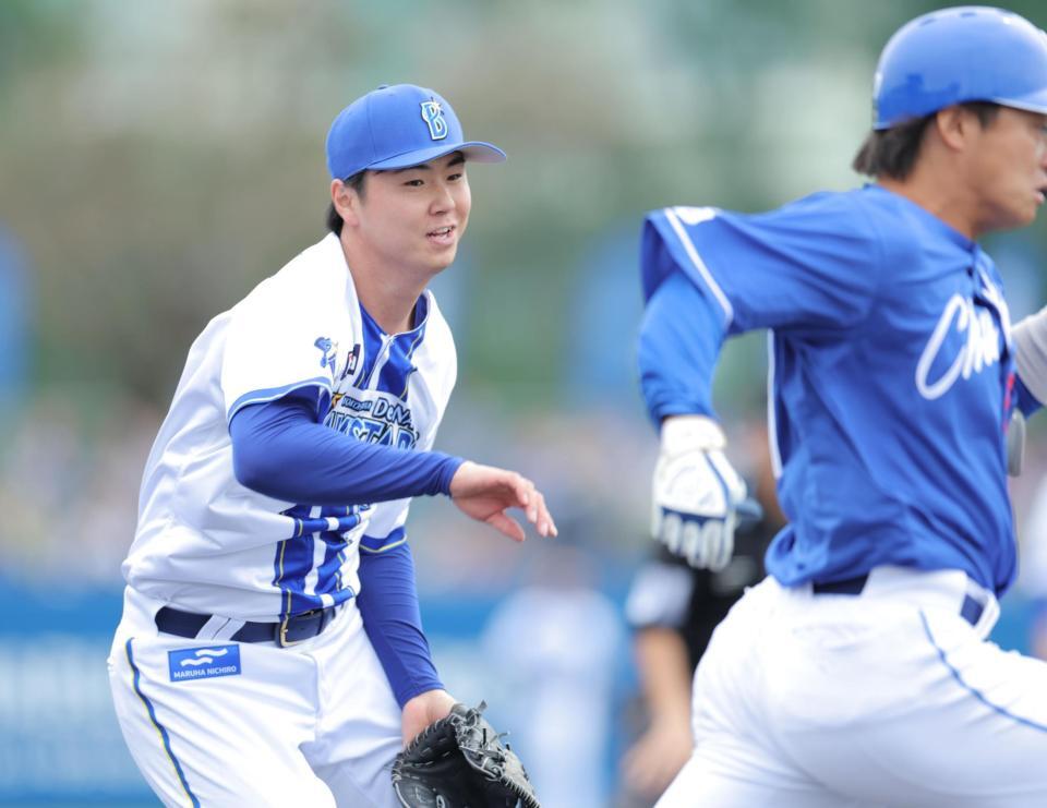 　４回、津田の二ゴロの処理が乱れ、進塁を許した浜地（撮影・吉澤敬太）