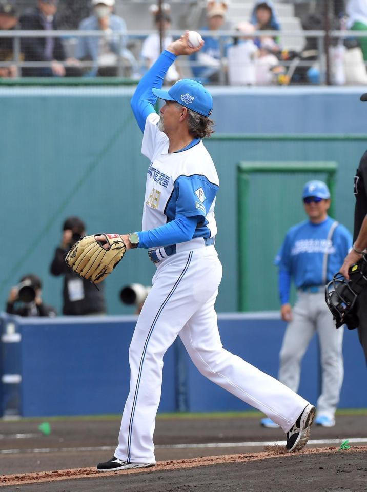 　始球式で投球するトレイ・ヒルマン元日本ハム監督（撮影・佐藤厚）