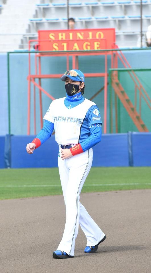 　集合写真の撮影場所に向かう新庄監督（撮影・佐藤厚）