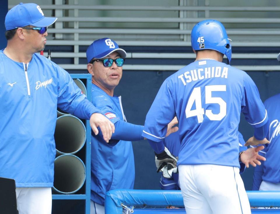 　１回、上林の先制２ランで生還した一走の土田（右）を迎える井上監督（中央）＝撮影・吉澤敬太