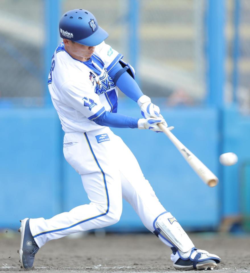 　９回、左線に２点適時二塁打を放つ加藤（撮影・吉澤敬太）