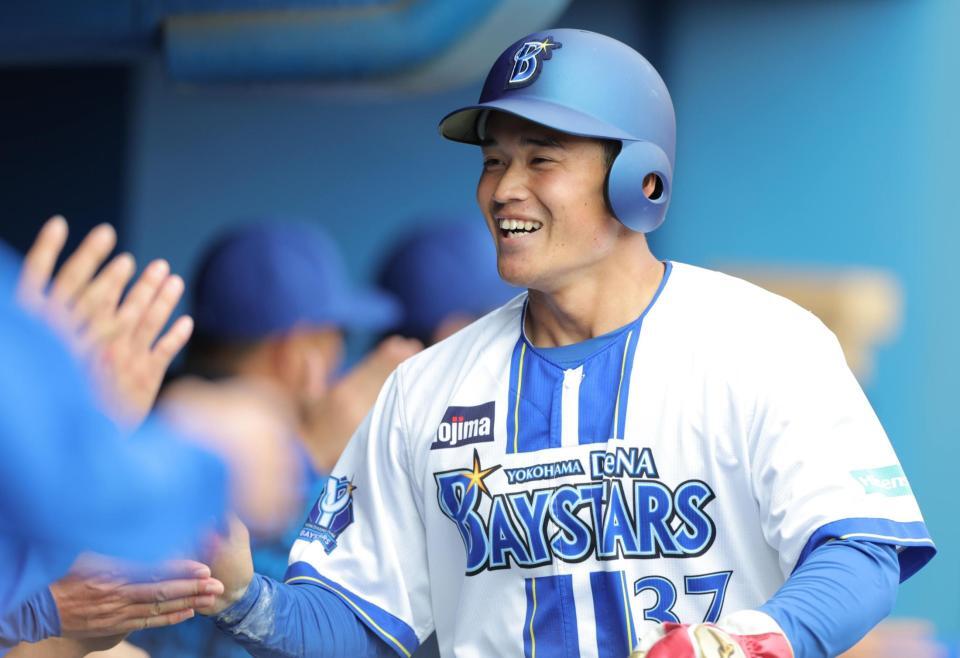 　９回、２点二塁打を放ち、笑顔でナインに迎えられる加藤