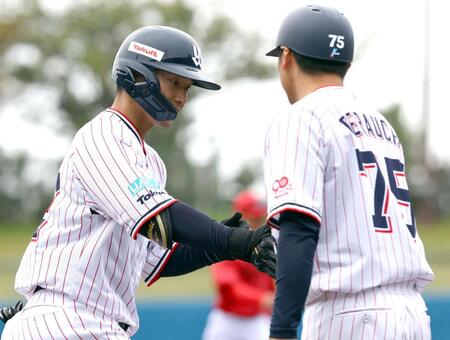 　８回、２ランを放ちベースを回る沢井（撮影・山口登）