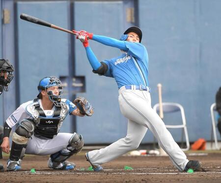 　豪快に空振りする柴田（撮影・佐藤厚）