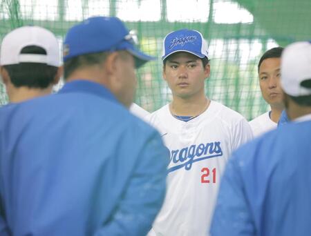 中日　ドラフト１位・金丸夢斗のブルペン投球に井上監督が思わずニンマリ→終了後に熱く声かけ　１軍キャンプ参加で周囲に動じず