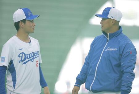 　１軍に合流して、中田（右）と話す金丸（撮影・吉澤敬太）