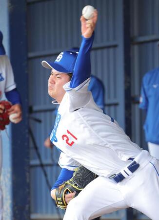 　ブルペンで力投する金丸（撮影・吉澤敬太）