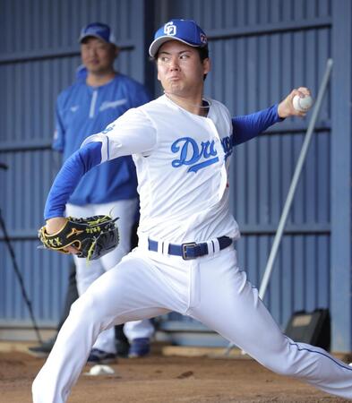 　ブルペンで投げる金丸（撮影・吉澤敬太）