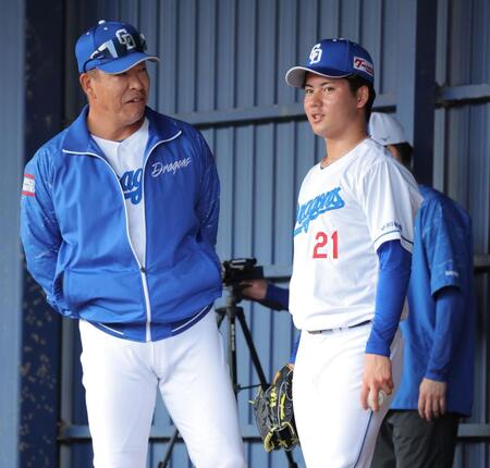 　ブルペン投球後、井上監督（左）と話す金丸（撮影・吉澤敬太）