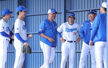 　ブルペンを終え、（右から）浅尾コーチ、井上監督らと笑顔で話す金丸（左から２人目）＝撮影・吉澤敬太