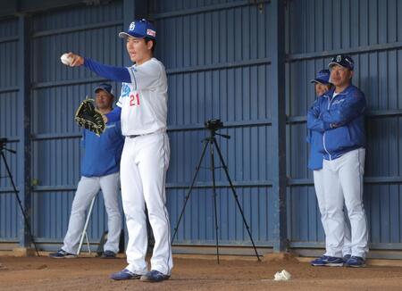 　（右から）井上監督、浅尾コーチの前でブルペンに入る金丸（撮影・吉澤敬太）