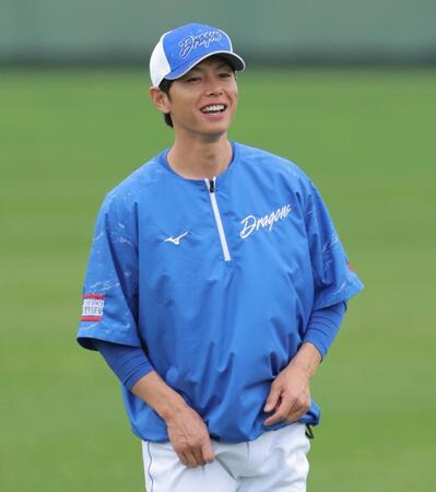 　笑顔で練習を見つめる浅尾コーチ（撮影・吉澤敬太）