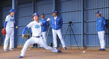 　（右から）浅尾コーチ、井上監督らの前でブルペン投球する金丸（撮影・吉澤敬太）