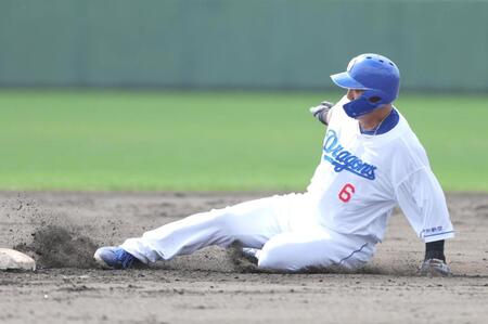 　シート打撃で左中間二塁打を放ち、二塁へ滑り込む中田（撮影・吉澤敬太）