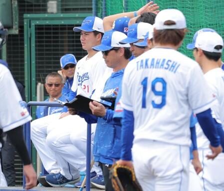 　同級生の高橋宏（１９）のシート打撃を見学した金丸（撮影・吉澤敬太）