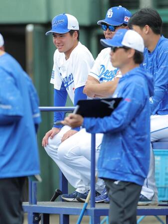 　井上監督（中央）と並んでシート打撃を見学する金丸（左）（撮影・吉澤敬太）