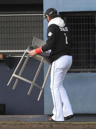 　試合終了後、自分で椅子を片付ける新庄監督（撮影・佐藤厚）